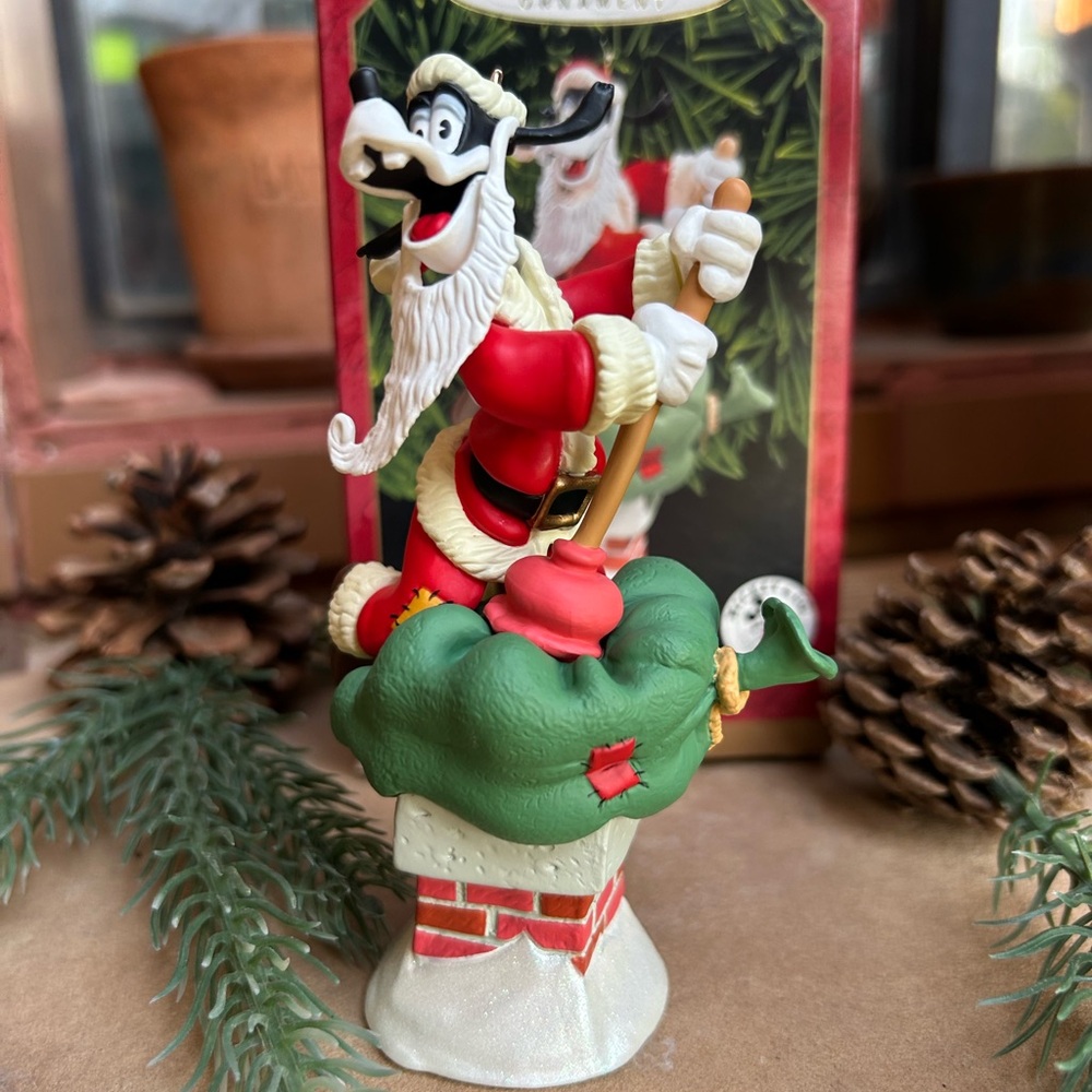 Hallmark Goofy Santa's Helper Keepsake Ornament NWT